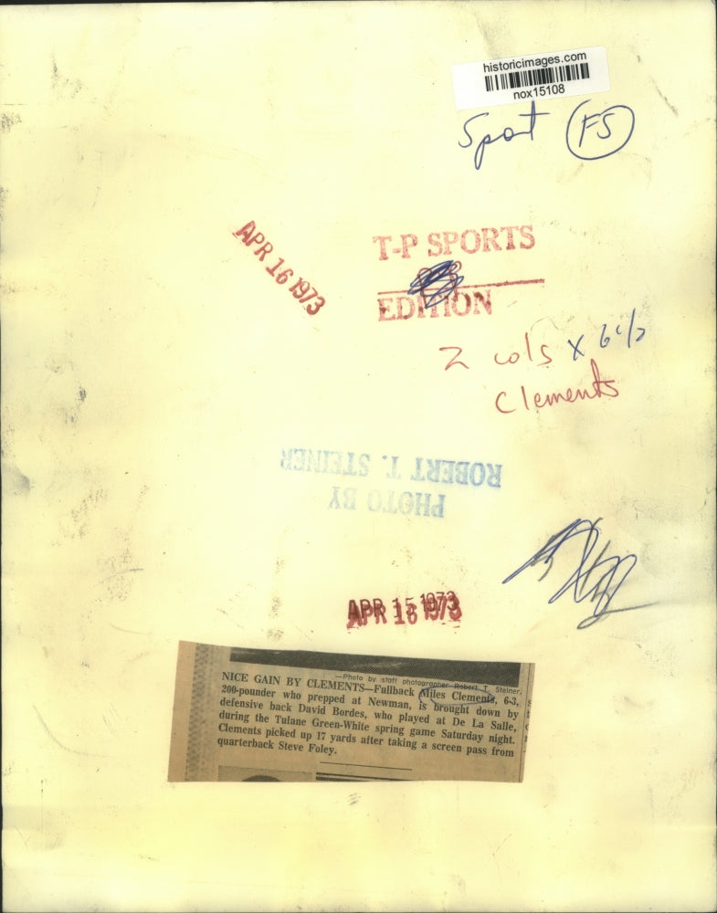 1973 Press Photo Fullback Football Player Miles Clements with Others in Game