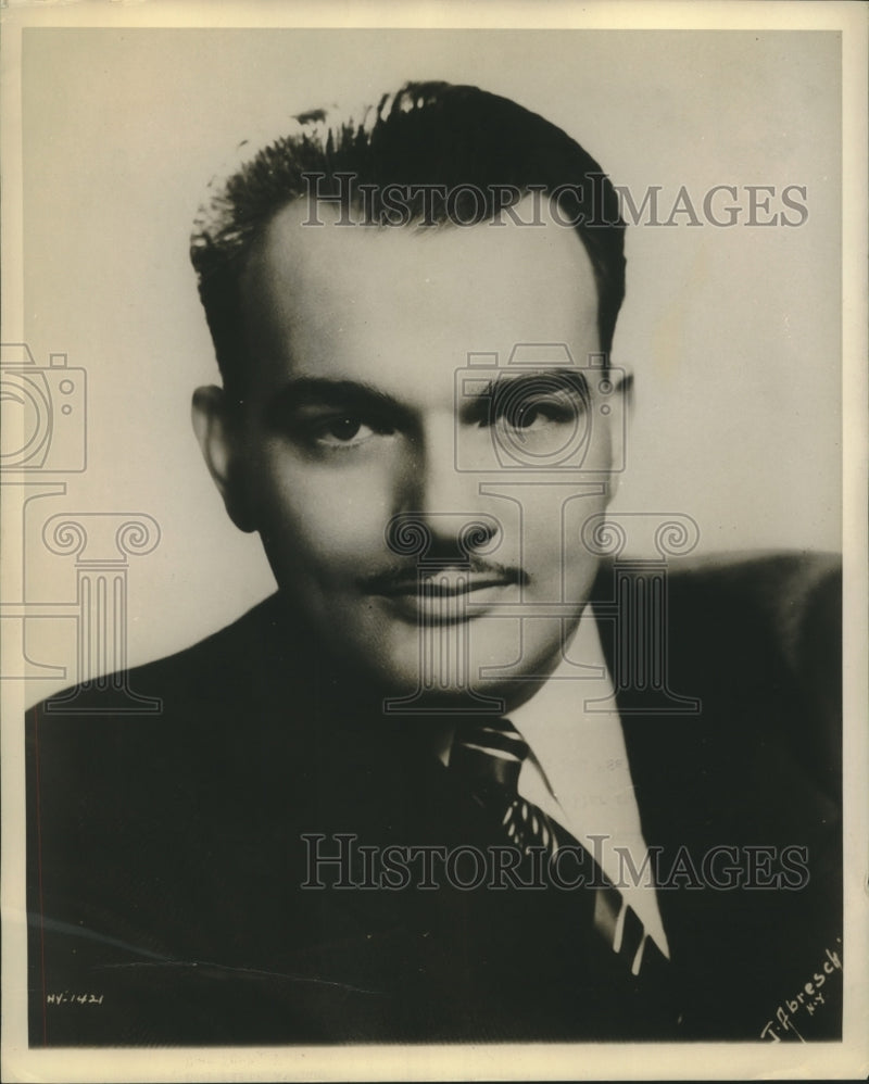 Load image into Gallery viewer, 1943 Press Photo Tenor Donald Dame signed to a contract by Metropolitan Opera
