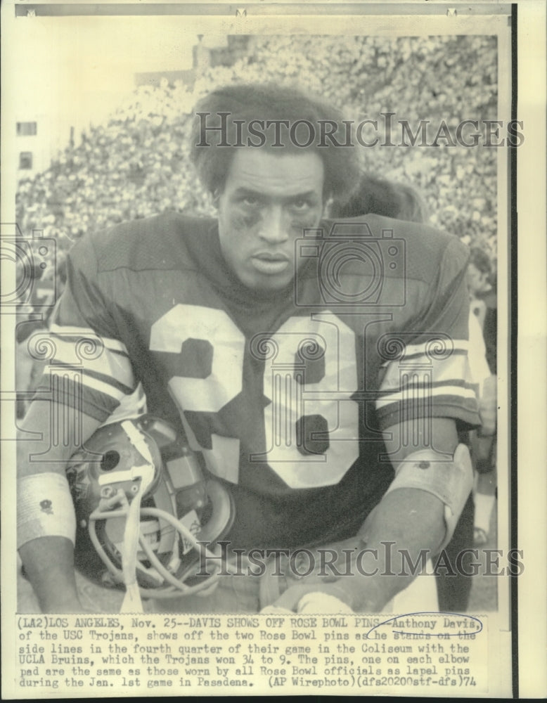 Load image into Gallery viewer, 1974 Press Photo Anthony Davis, of the USC Trojans, shows off two Rose Bowl Pins
