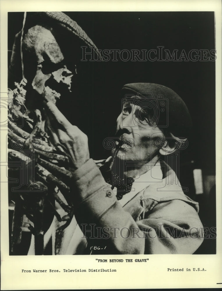 Load image into Gallery viewer, 1988 Press Photo Peter Cushing in From Beyond the Grave Movie by Warner Brothers
