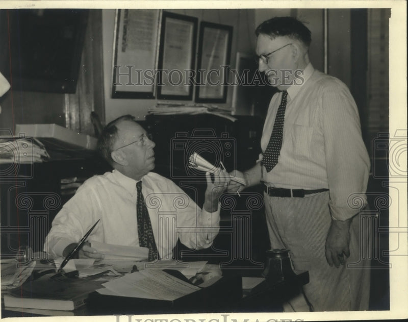 Load image into Gallery viewer, 1941 Press Photo Major James E. Crown, Veteran Editor of the New Orleans States
