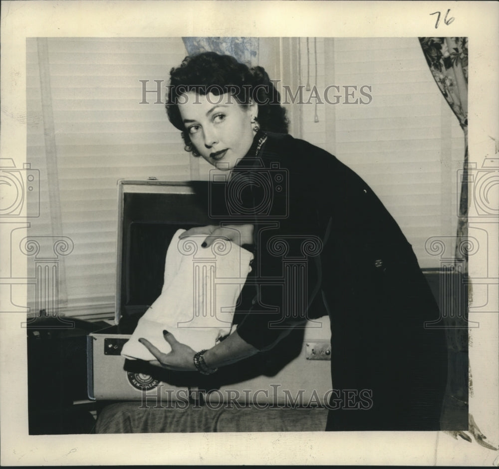 1949 Press Photo Swiping hotel linens, a common practice for unseasoned traveler- Historic Images