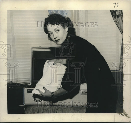 1949 Press Photo Swiping hotel linens, a common practice for unseasoned traveler- Historic Images