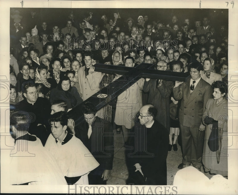 Load image into Gallery viewer, 1949 Press Photo Sacred Heart Church Cross of Jerusalem in Catholic Event
