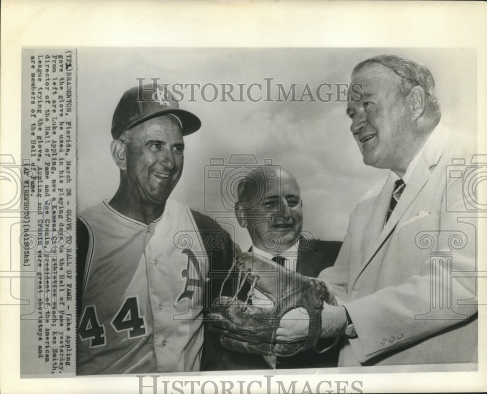 Press Photo Former White Sox Shortstop Luke Appling Gives Glove to Hall of Fame- Historic Images