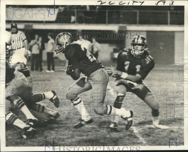 Load image into Gallery viewer, 1973 Press Photo Chris Craig and Cyril Bostick in Football Game, East Jefferson
