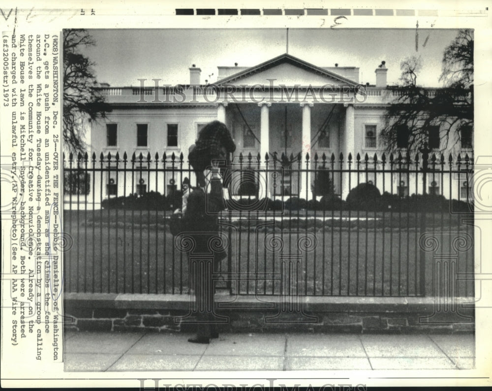 1973 Press Photo Debbie Danielle climbs over White House Fence in Demonstration- Historic Images