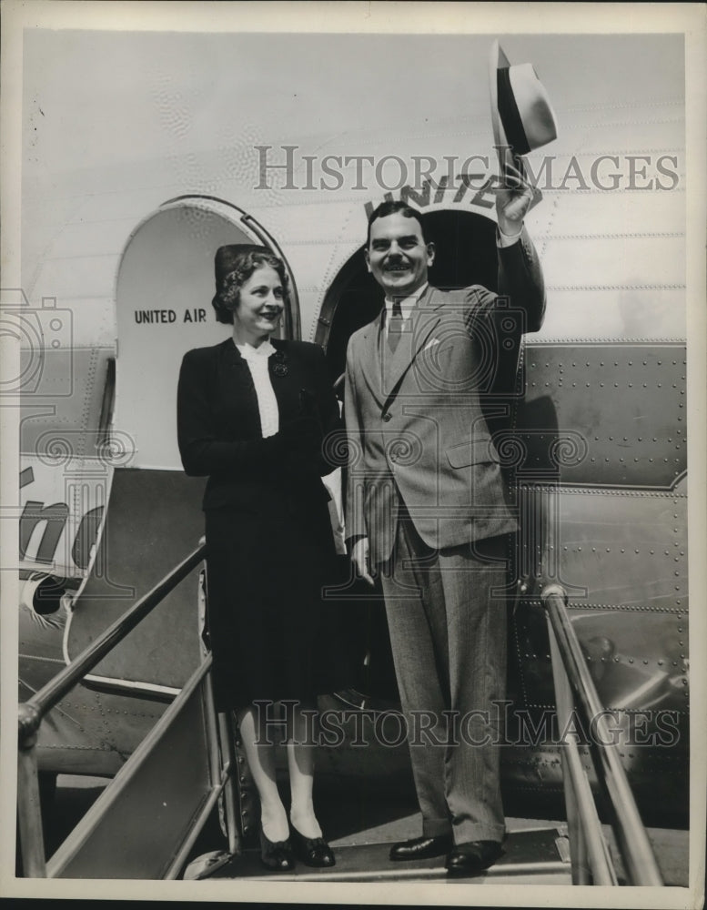 Load image into Gallery viewer, 1944 Press Photo Governor Thomas E. Dewey &amp; Wife Boarding Plane in Albany
