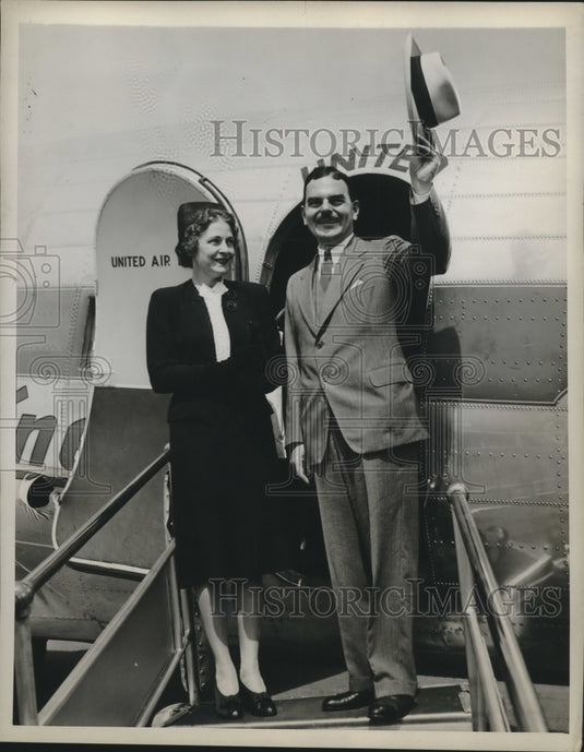 1944 Press Photo Governor Thomas E. Dewey & Wife Boarding Plane in Albany