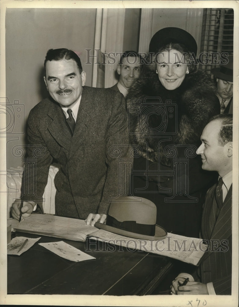 Load image into Gallery viewer, 1942 Press Photo Thomas E. Dewey, signs register before voting, New York
