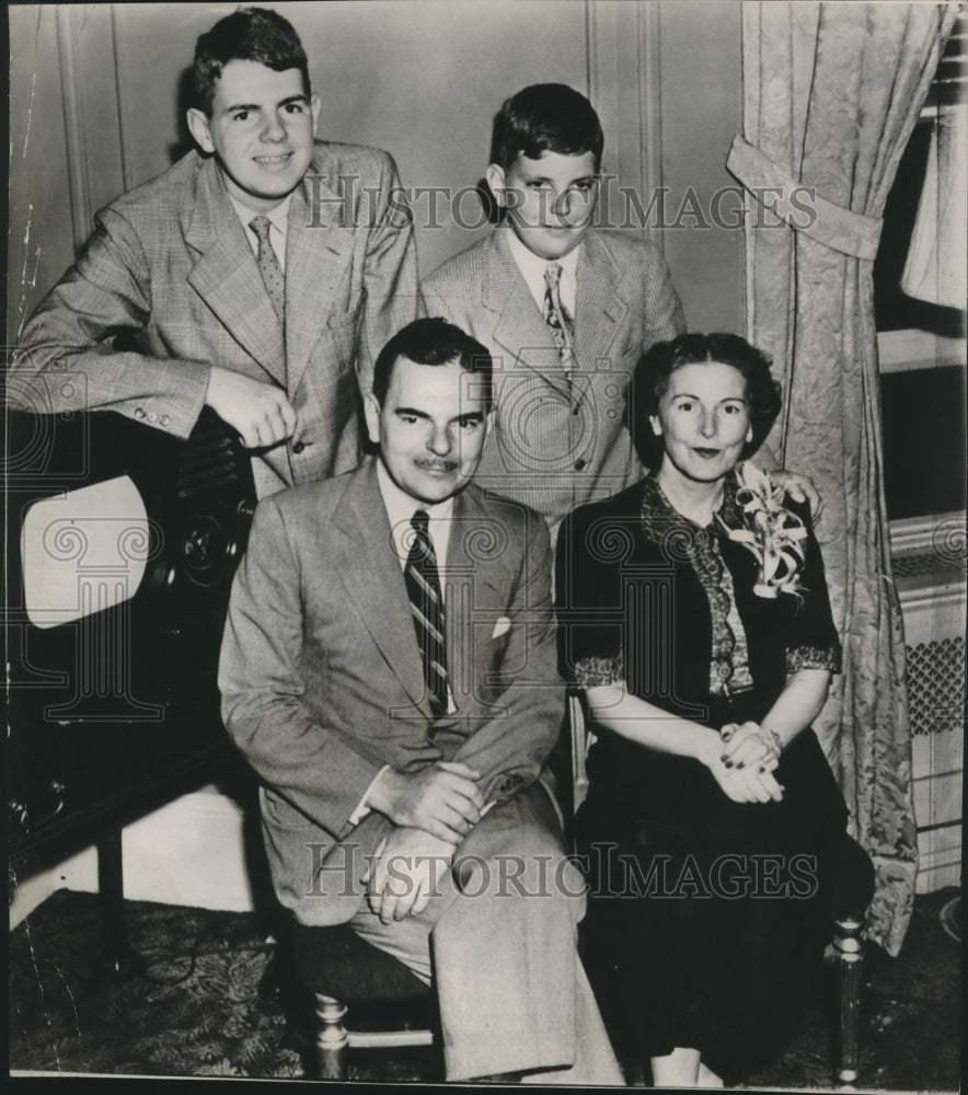 1948 Press Photo Governor Thomas E. Dewey and his family, Philadelphia