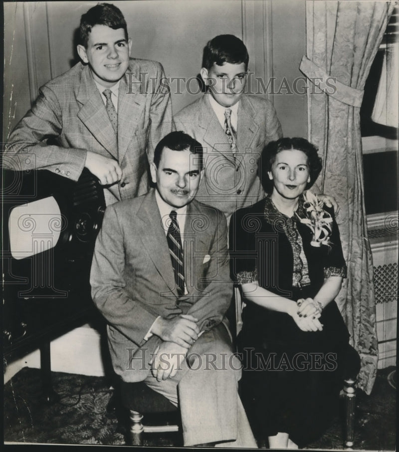 Load image into Gallery viewer, 1948 Press Photo Governor Thomas E. Dewey and his family, Philadelphia

