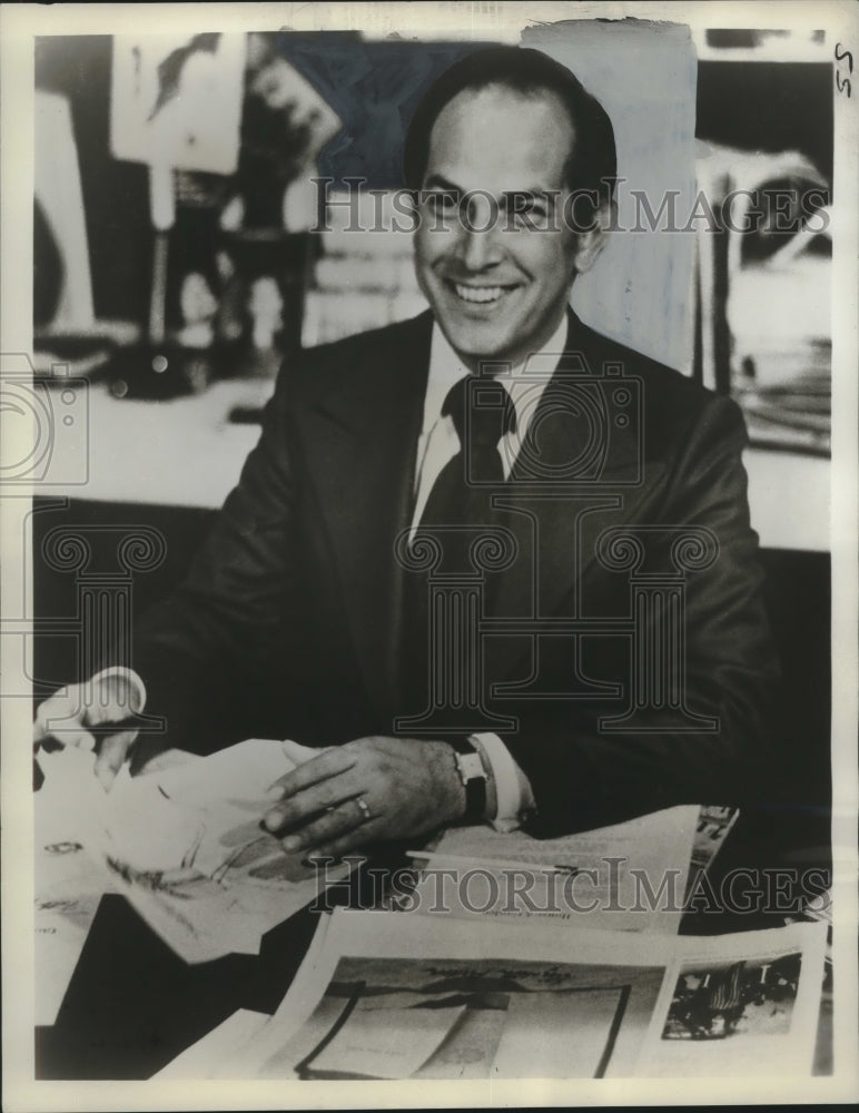 Load image into Gallery viewer, 1975 Press Photo Oscar de La Renta holding design drawings - nox15944

