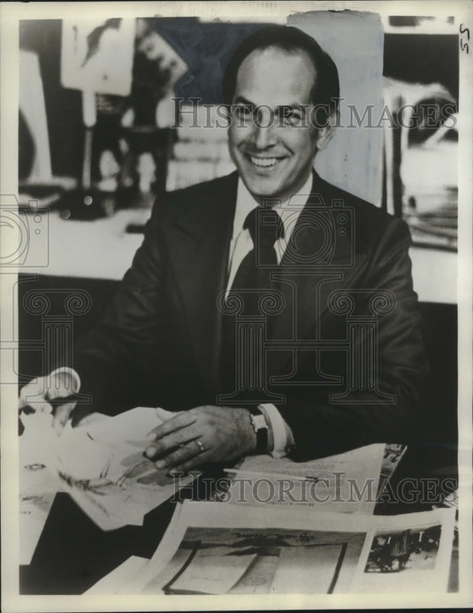 1975 Press Photo Oscar de La Renta holding design drawings - nox15944