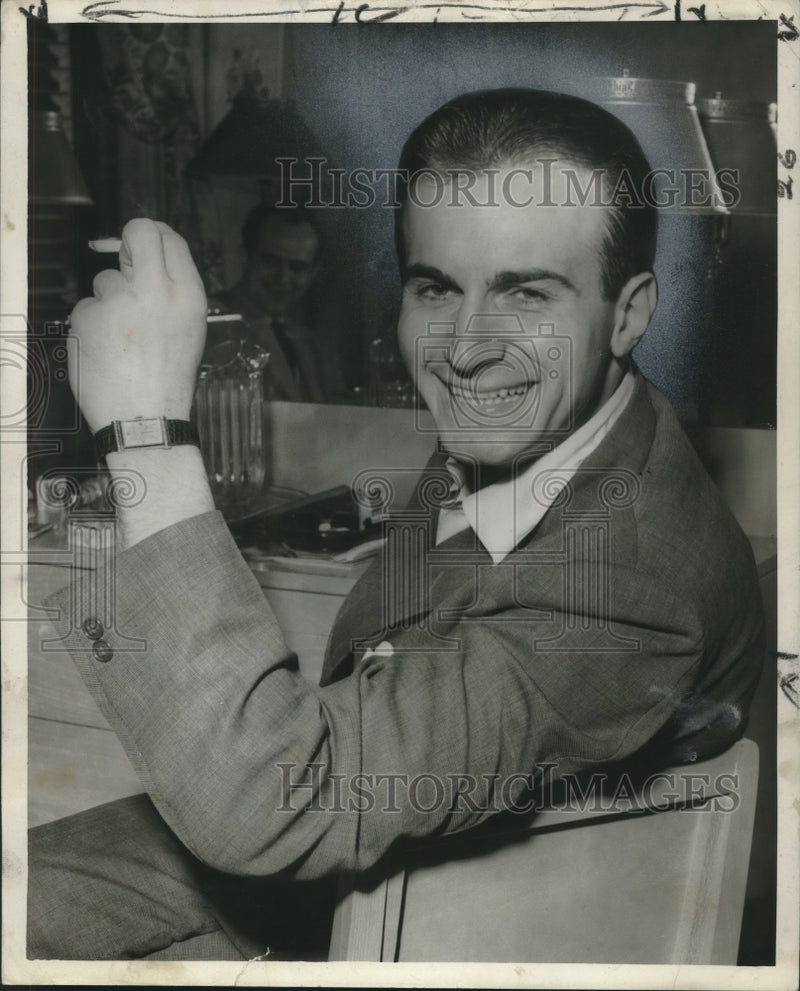 Load image into Gallery viewer, 1950 Press Photo Helmut Dantine, actor, holding a cigarette - nox16124
