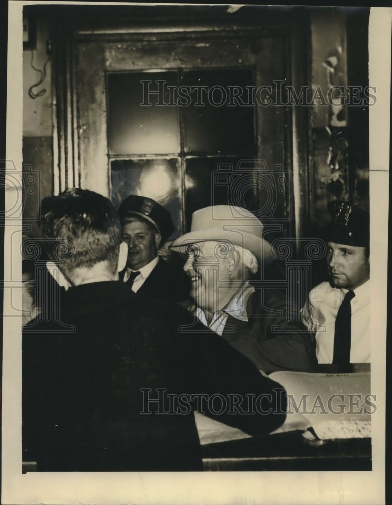 1940 Press Photo Robert E. Dalton at First Precinct Station, New Orleans