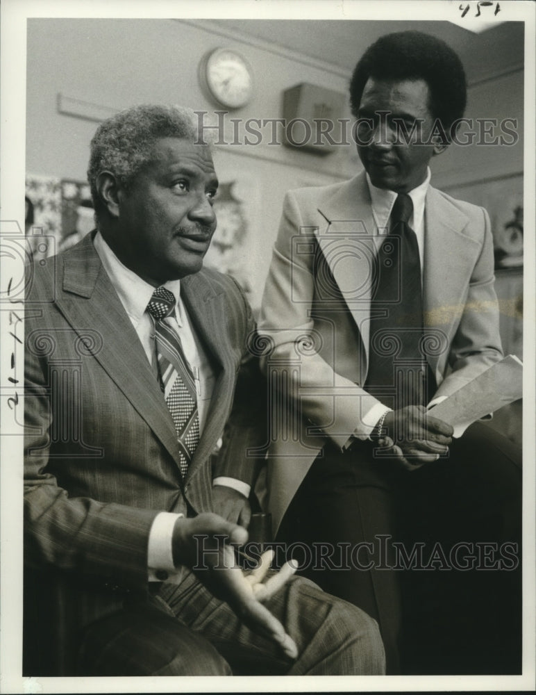 Load image into Gallery viewer, 1976 Press Photo Ossie Davis and Al Freeman Jr., "A Piece of Cake" - nox16385
