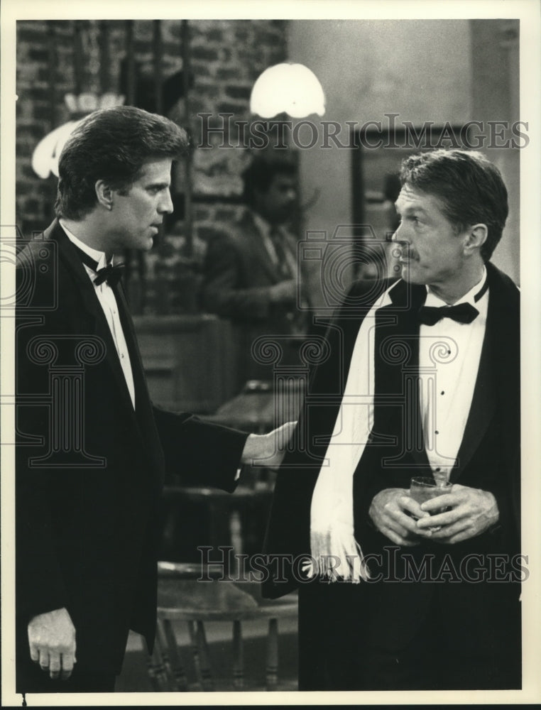 1987 Press Photo Ted Danson, Tom Skerritt on "Cheers" - nox16395