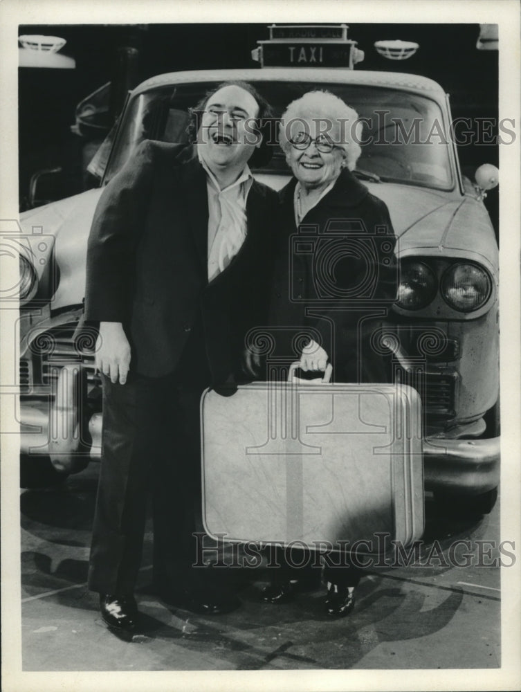 1981 Press Photo "Taxi" star Danny De Vito and his mother, Mrs. Julia De Vito