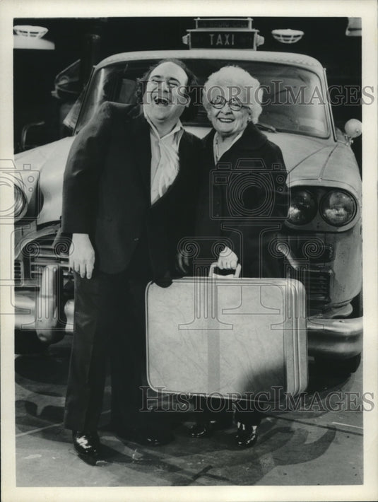 1981 Press Photo "Taxi" star Danny De Vito and his mother, Mrs. Julia De Vito