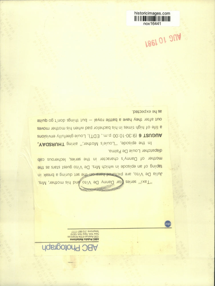 1981 Press Photo "Taxi" star Danny De Vito and his mother, Mrs. Julia De Vito