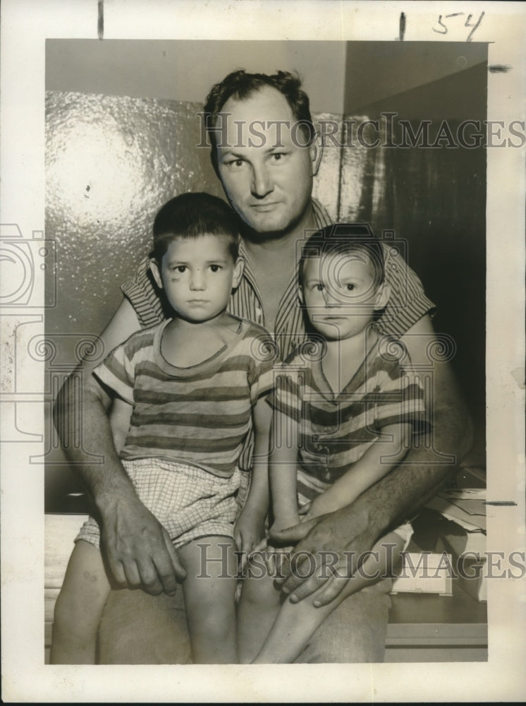 Load image into Gallery viewer, 1957 Press Photo 35-Year-Old Truck Driver Emmett Ducote &amp; 2 of his 8 Children
