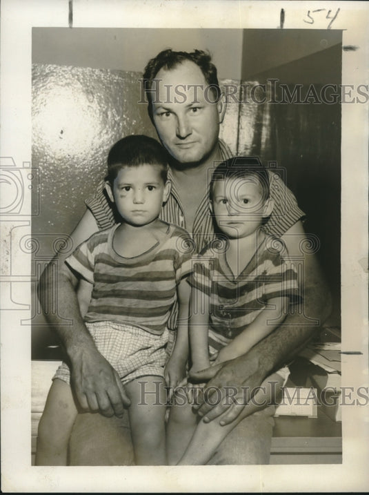 1957 Press Photo 35-Year-Old Truck Driver Emmett Ducote & 2 of his 8 Children