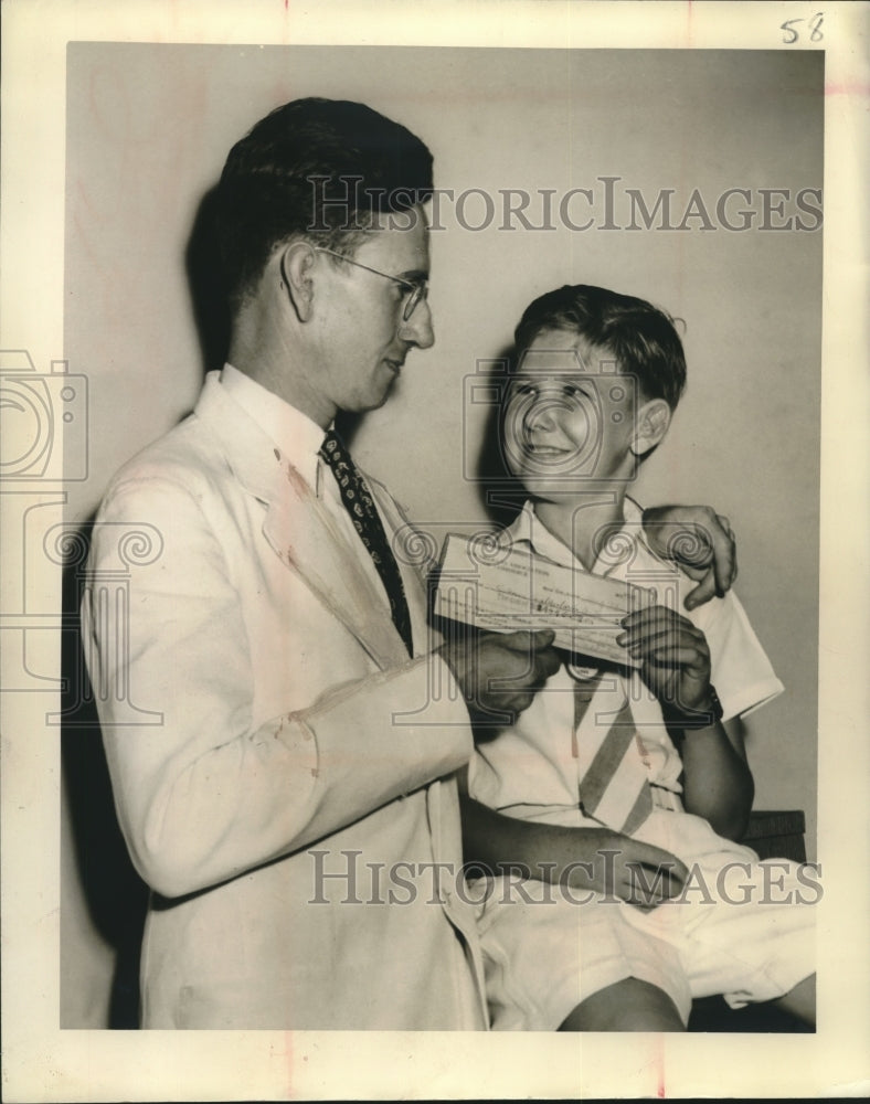 1945 Press Photo Children of New Orleans Presenting Check to Neighborhood Center