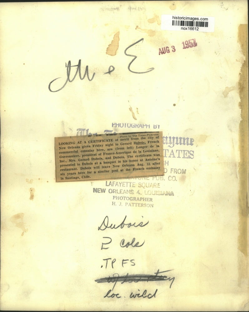 1957 Press Photo Consulat Gerard Dubois presented with an award, New Orleans