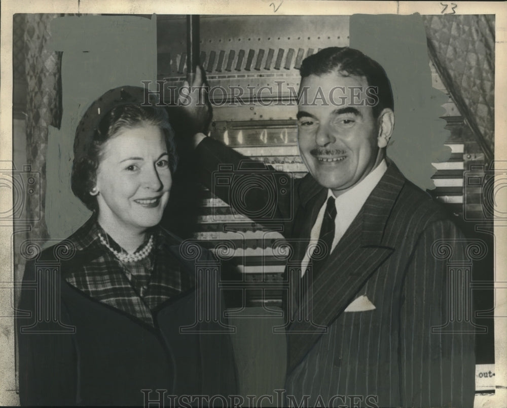 1950 Press Photo Governor Thomas Dewey, shown voting with Mrs. Dewey Voting