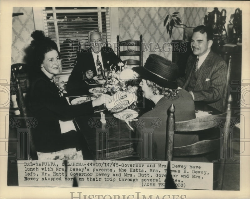 Load image into Gallery viewer, 1948 Press Photo Governor and Mrs. Dewey have lunch with Mrs. Dewey's parents
