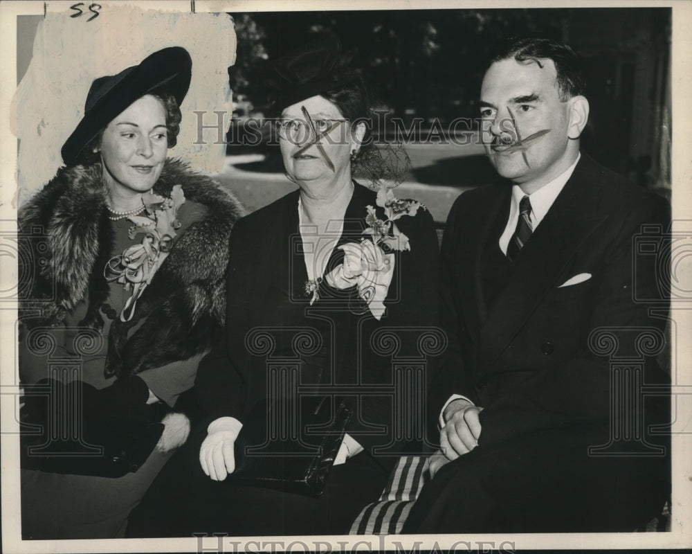 1944 Press Photo New York's Governor Thomas E. Dewey, his mother, and his wife