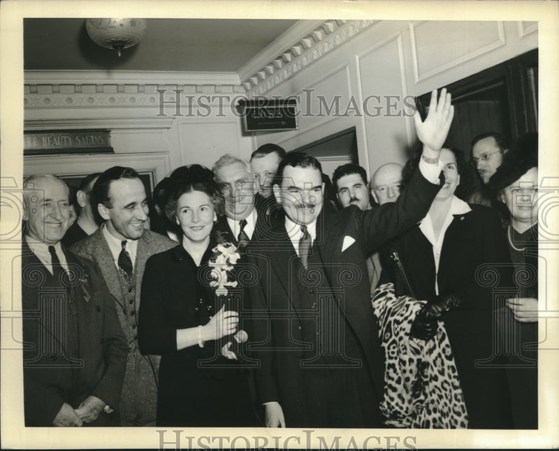 Load image into Gallery viewer, 1942 Press Photo Governor-elect Thomas E. Dewey of New York State, and his wife

