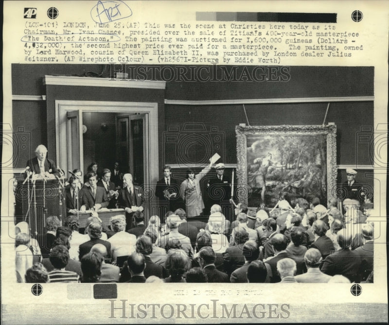Load image into Gallery viewer, 1971 Press Photo Christie's Auction of Titanis 400 year old The Death of Actaeon
