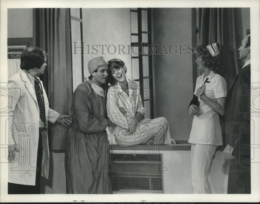 1979 Press Photo Robin Williams and Pam Dawber with Others in Mork & Mindy Show