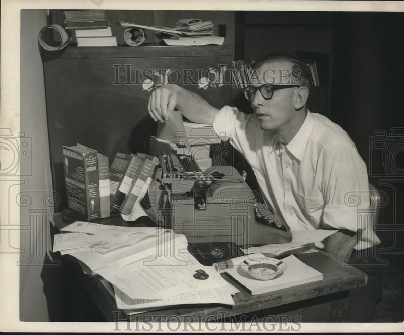 Load image into Gallery viewer, 1957 Press Photo Columnist Stanton Delaplane - nox16853
