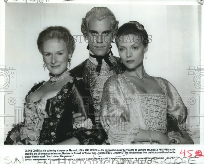 Load image into Gallery viewer, 1989 Press Photo Glenn Close and co-stars, "Dangerous Liaisons" - nox16928
