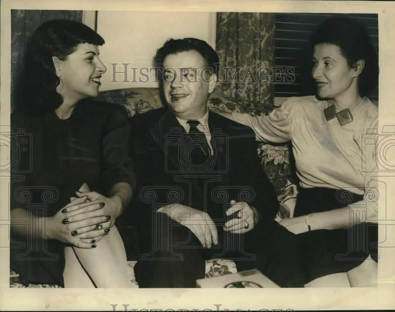 Load image into Gallery viewer, 1940 Press Photo David Dubinsky with daughter Jean and Mrs. Dubinsky after Fight
