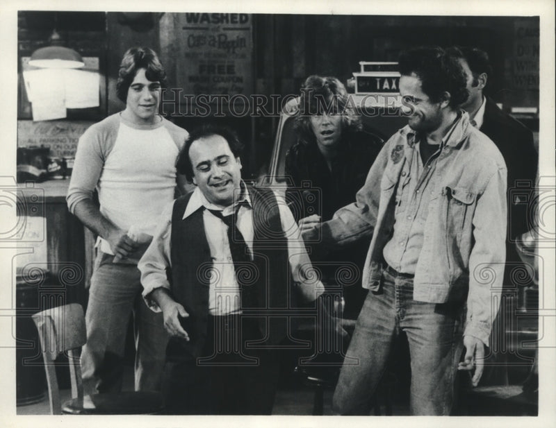 Load image into Gallery viewer, 1979 Press Photo Dannie De Vito &amp; other stars of "Taxi" on ABC/TV - nox17041
