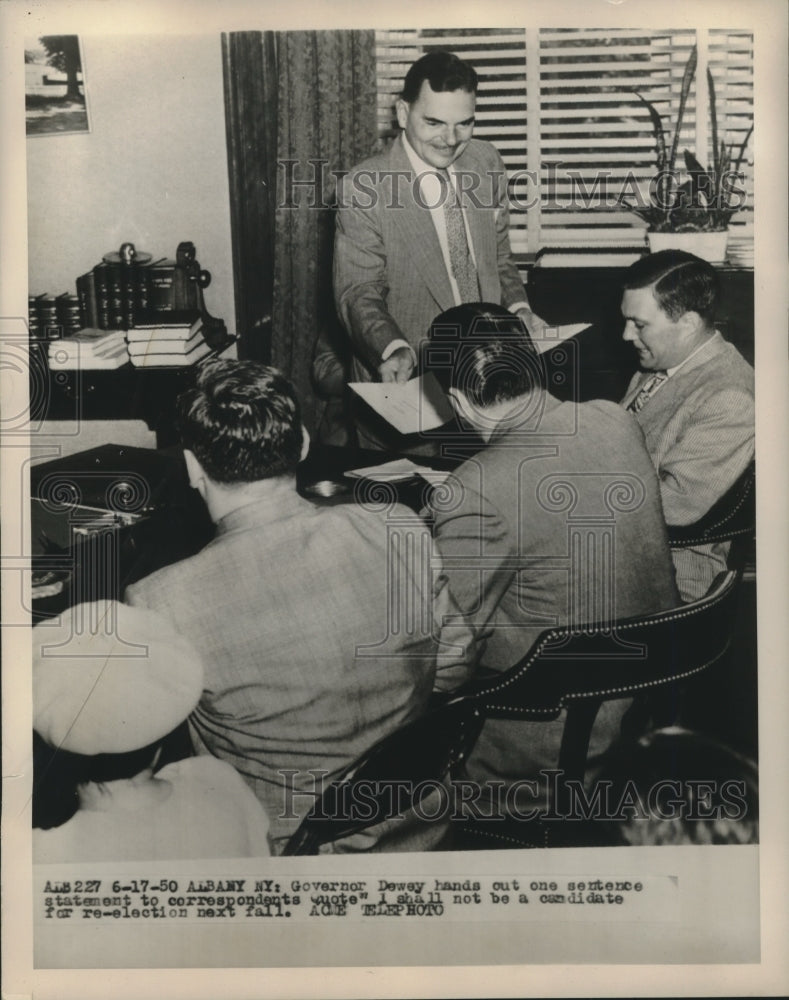 1950 Press Photo Governor Dewey hands out one sentence statements to Newsmen