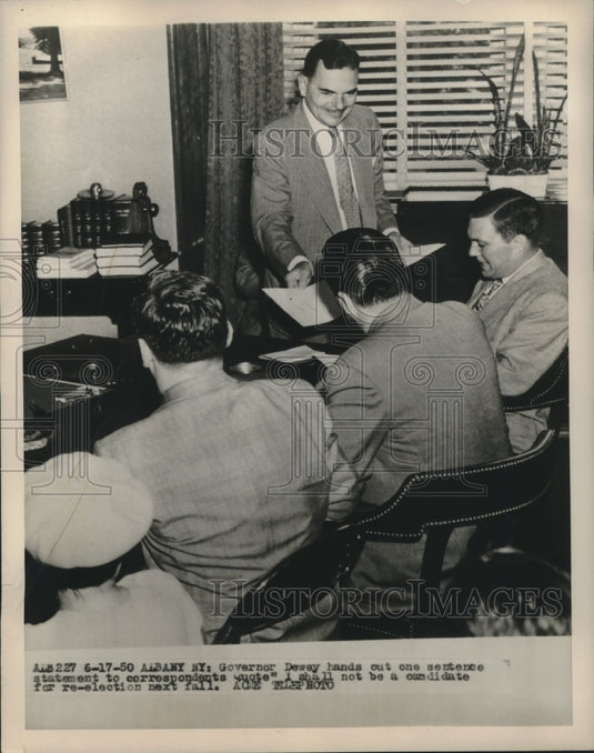 1950 Press Photo Governor Dewey hands out one sentence statements to Newsmen