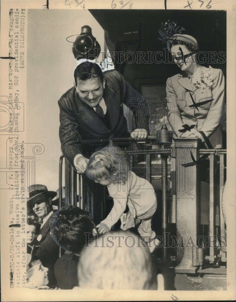 Load image into Gallery viewer, 1948 Press Photo J. P. Gregory of Helena holds daughter for Governor Dewey
