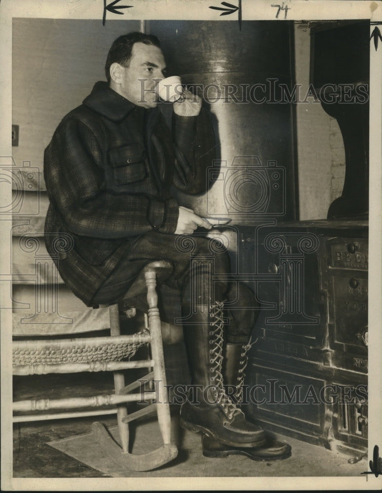 1940 Press Photo District Attorney Thomas E. Dewey Warms Up with Coffee
