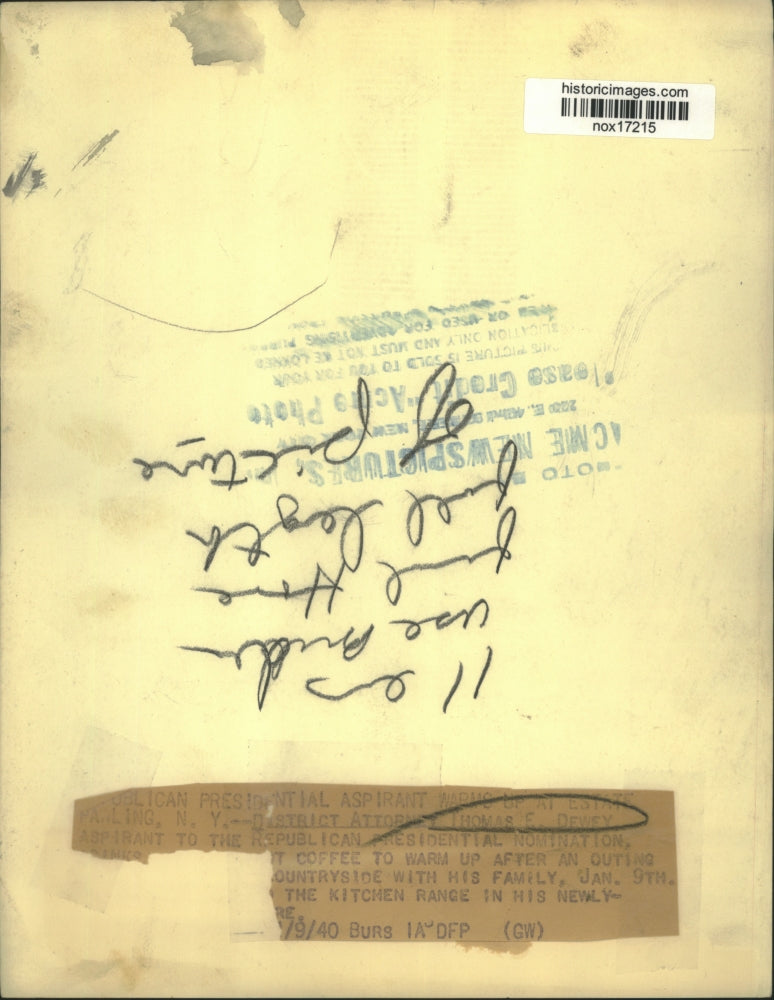 1940 Press Photo District Attorney Thomas E. Dewey Warms Up with Coffee