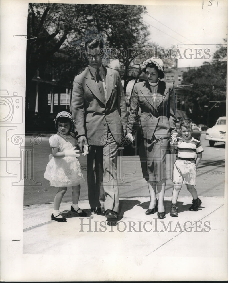 Load image into Gallery viewer, 1952 Press Photo Family wearing their Easter finiest for Church Service
