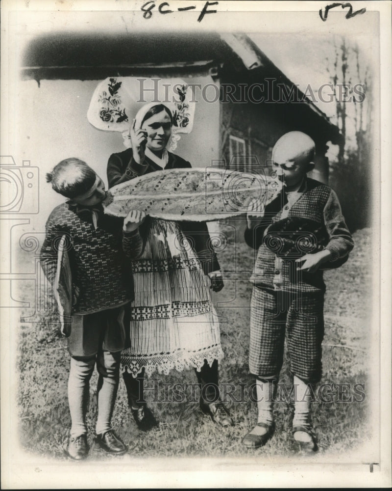 1963 Press Photo Children Enjoy Large Holiday Fare, Spreewold Region of Germany
