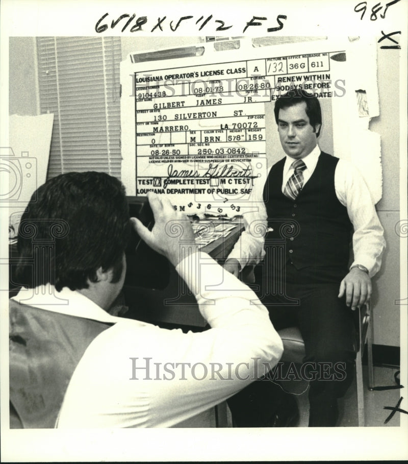 Load image into Gallery viewer, 1978 Press Photo Police Demonstrate Driver's License Forgery Process - nox17360
