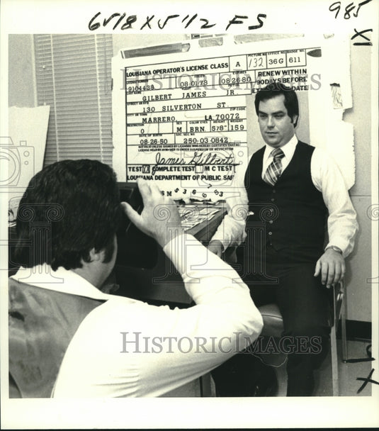 1978 Press Photo Police Demonstrate Driver's License Forgery Process - nox17360