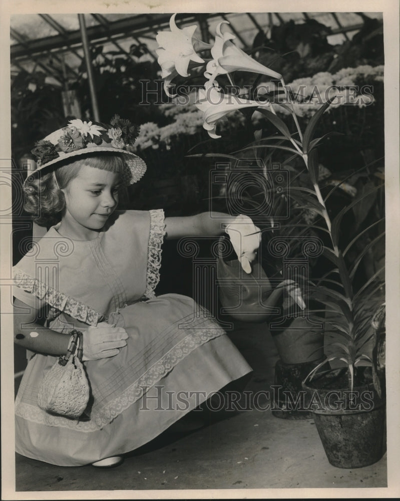 1962 Press Photo Karen Lanasa Gets Lilies Ready for Easter, New Orleans