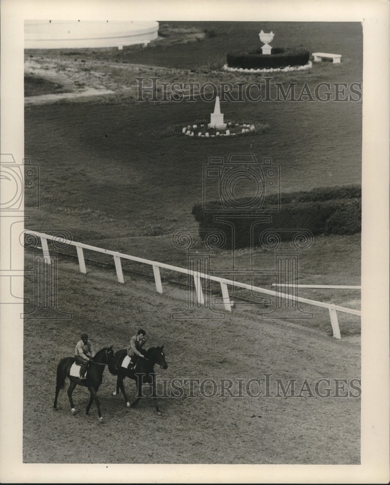 1951 Press Photo Horses on the Race Track at New Orleans Fair Grounds
